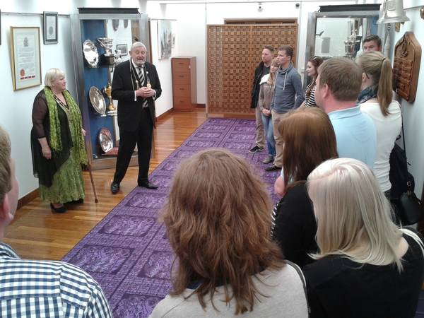 Die Gruppe bei der Begrüßung durch den Lord Mayor Ian Graham in der Silver Gallery 